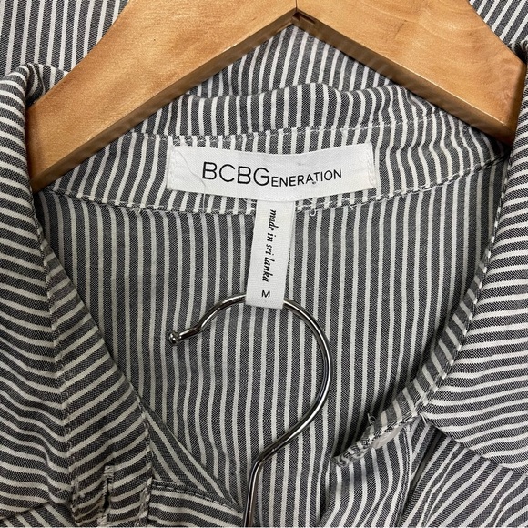 BCBGeneration Shirt Dress Size Medium White Grey Striped Flutter Sleeves Flowy - Picture 9 of 11